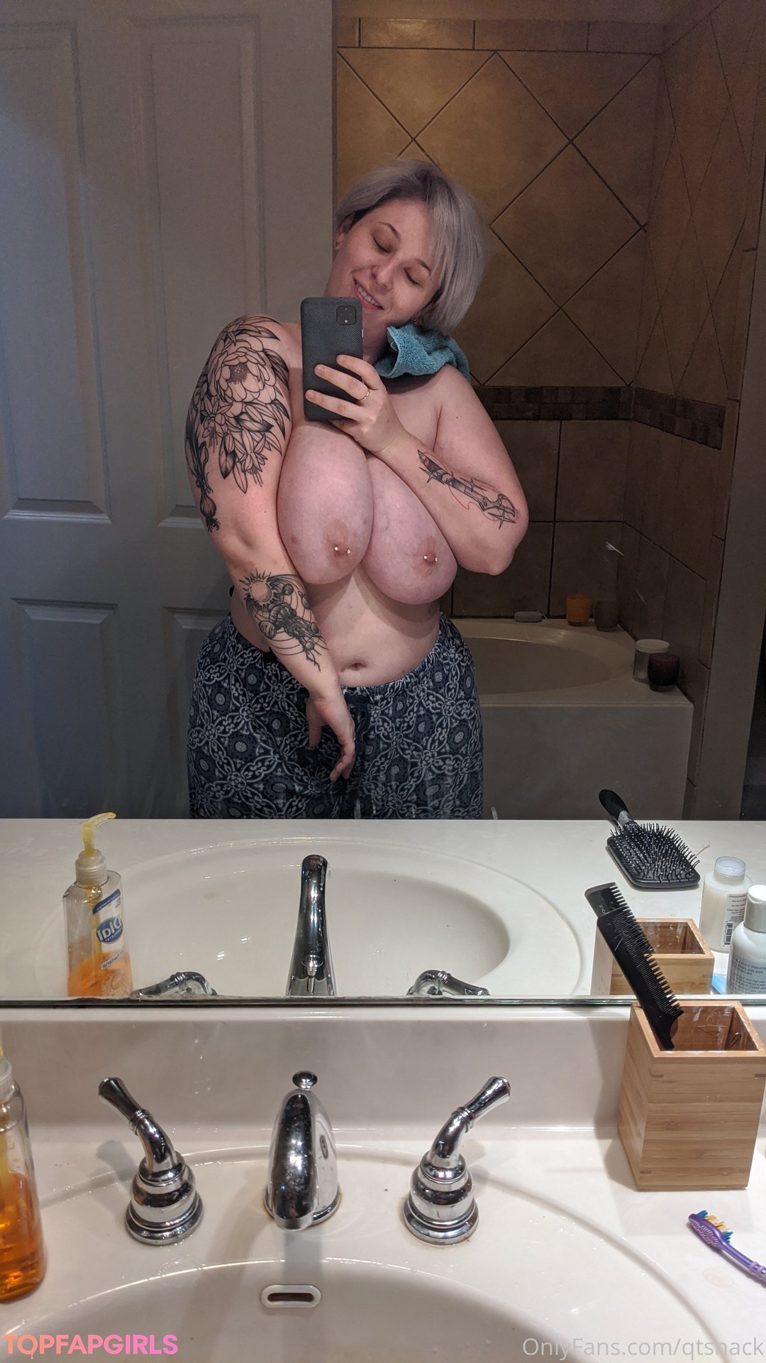 Naakte gelekte OnlyFans-foto van Qtsnack #117