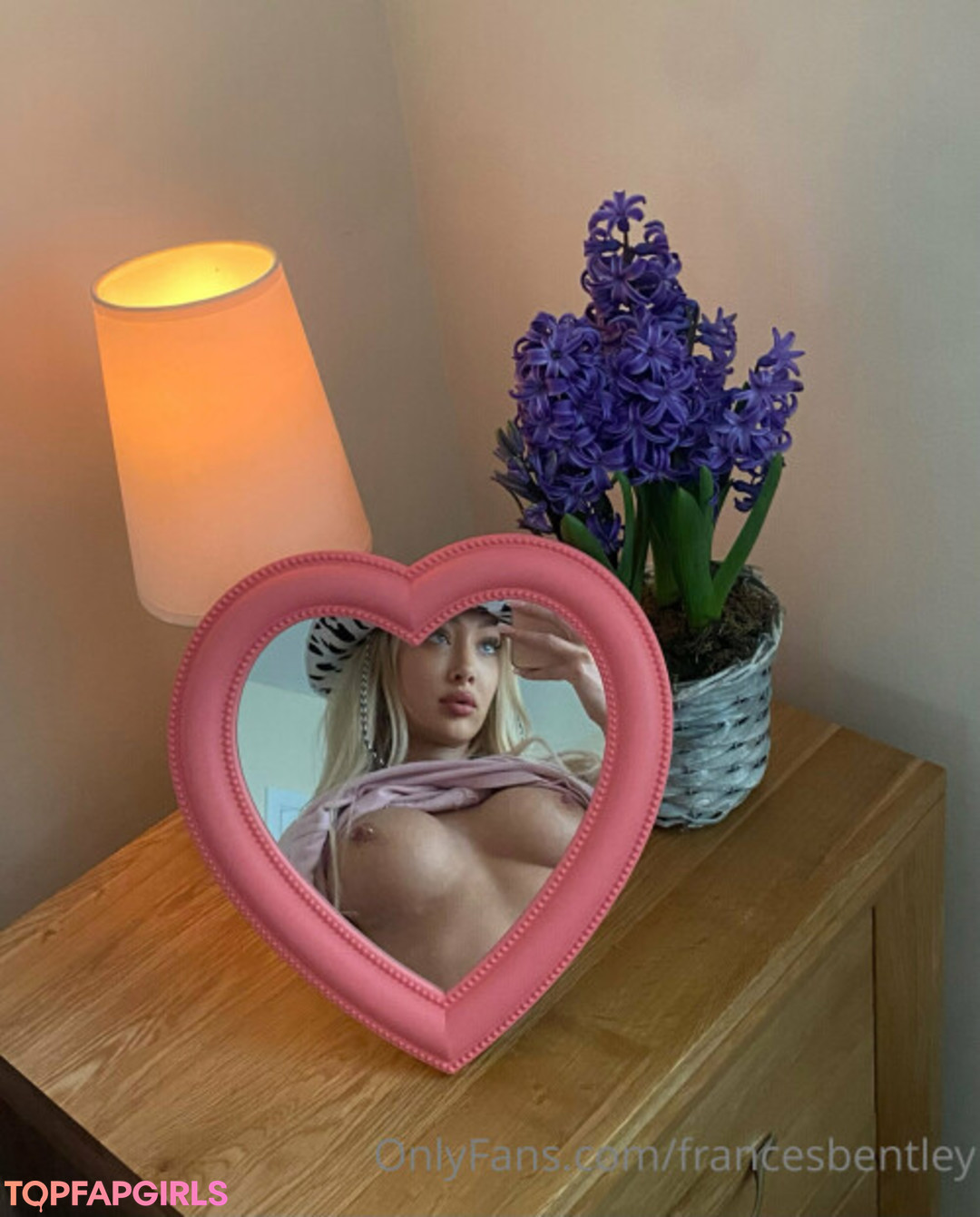 Naakte gelekte OnlyFans-foto van Frances Bentley #10