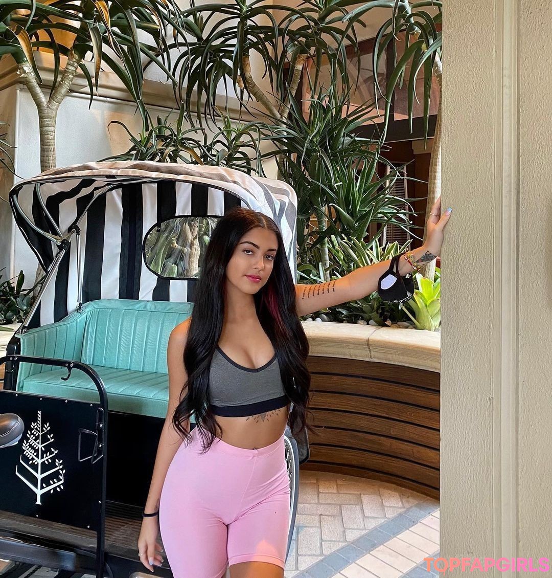 Naakte gelekte OnlyFans-foto van Malu Trevejo #12