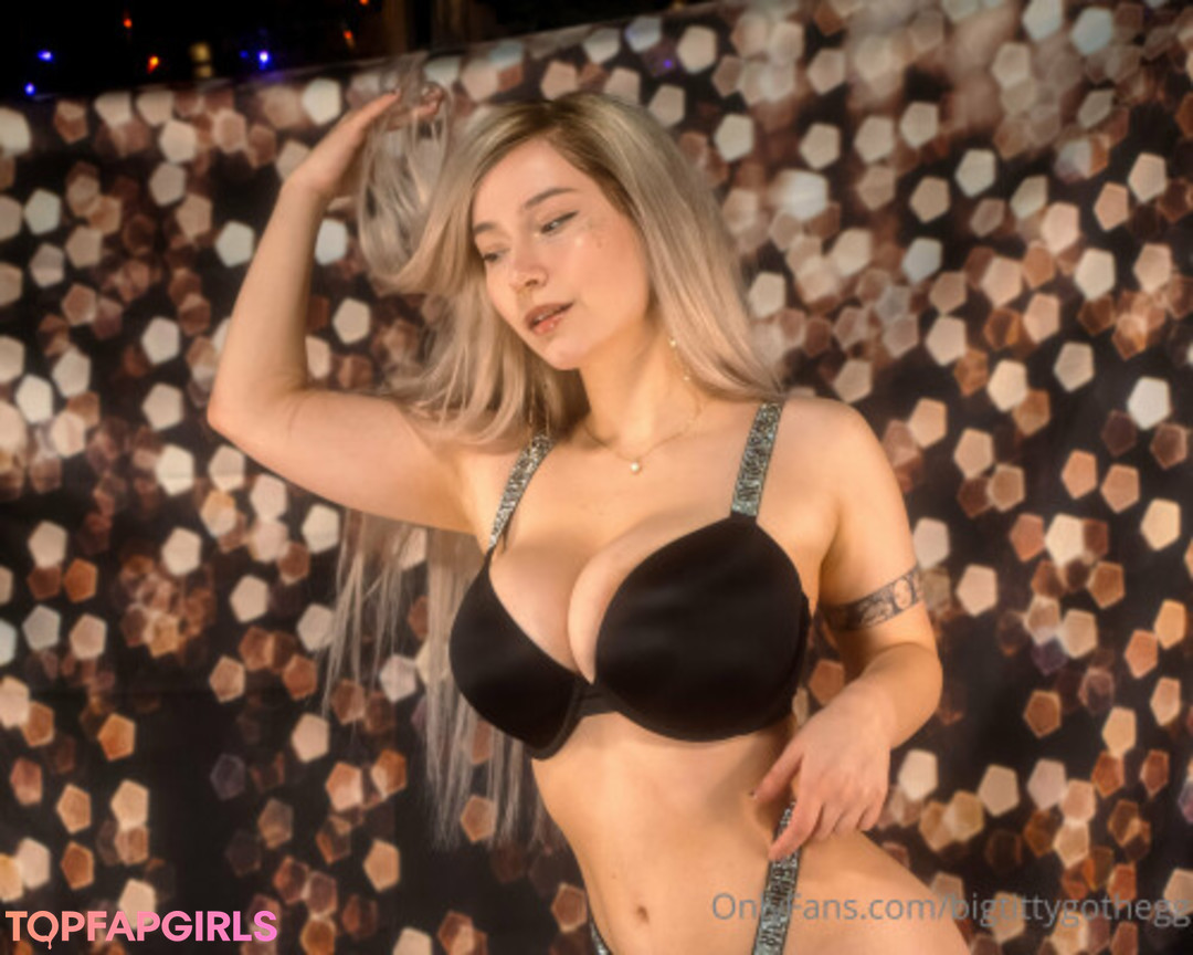 Naakte gelekte OnlyFans-foto van Big Titty Goth Egg #186