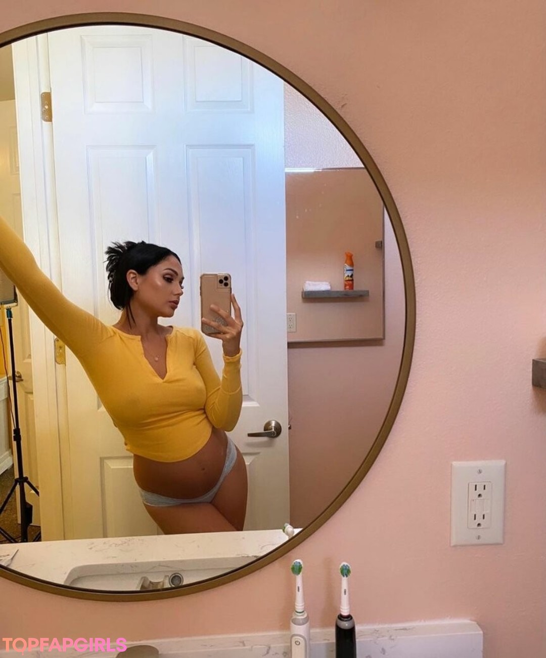 Naakte gelekte OnlyFans-foto van Ariana Marie #488