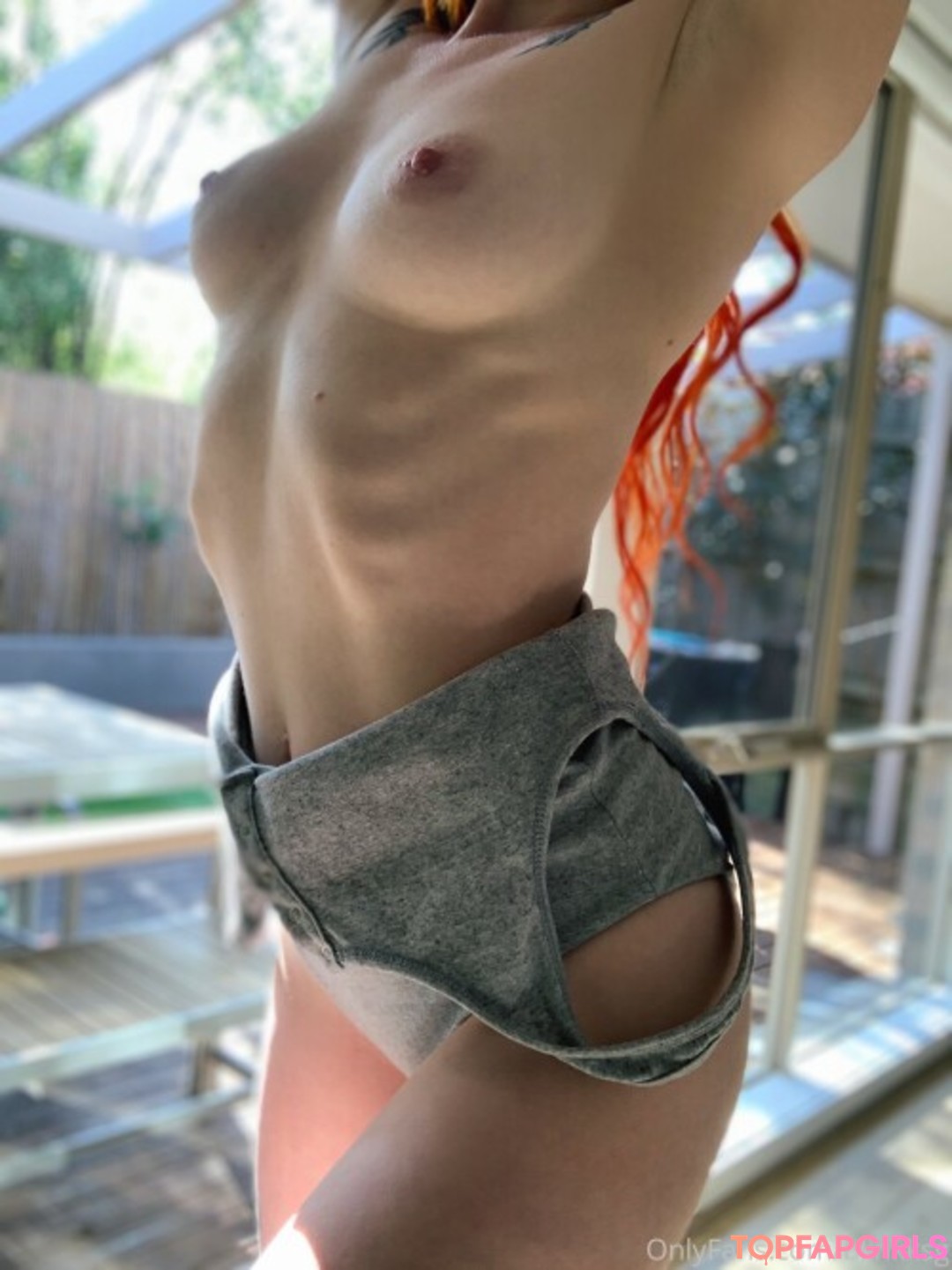 Naakte gelekte OnlyFans-foto van Blink #121