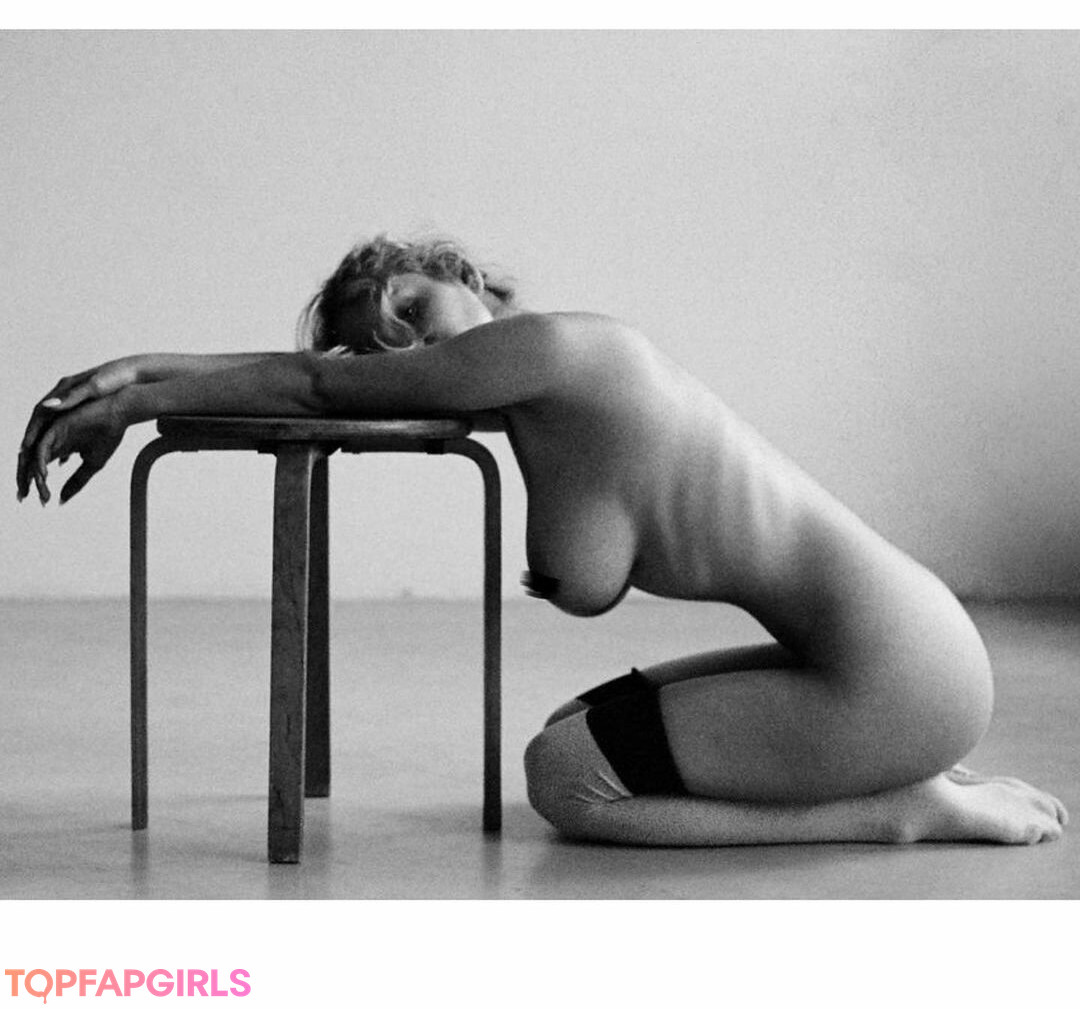 Naakte gelekte OnlyFans-foto van Mila Amour #1465