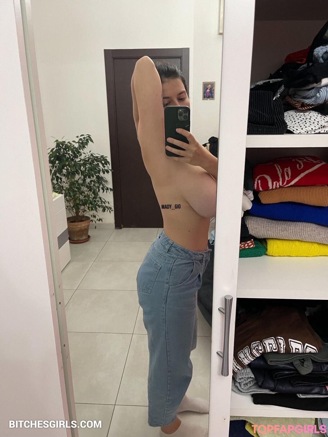 Naakte gelekte OnlyFans-foto van Madalina Loana Filip #171