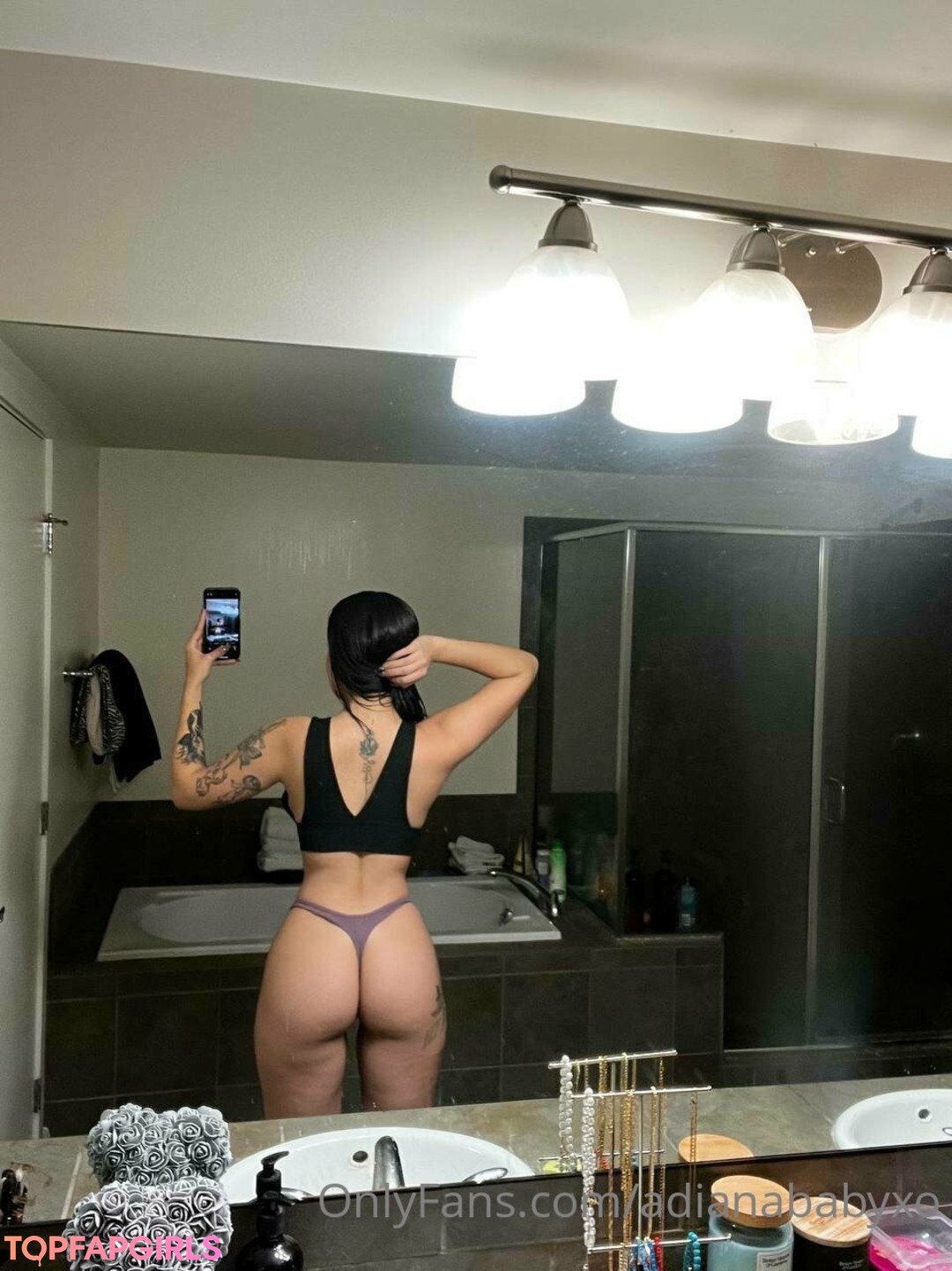 Naakte gelekte OnlyFans-foto van Adianababyxo #18