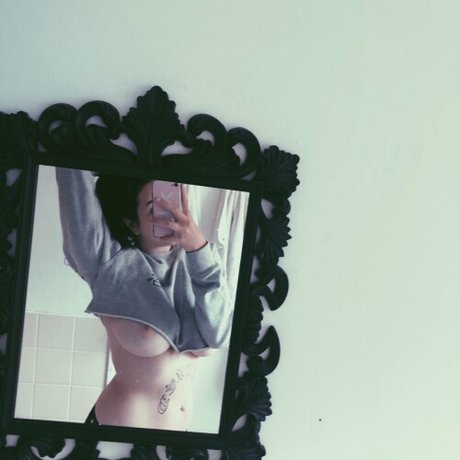Naakte gelekte OnlyFans-foto van Lydia Ghost