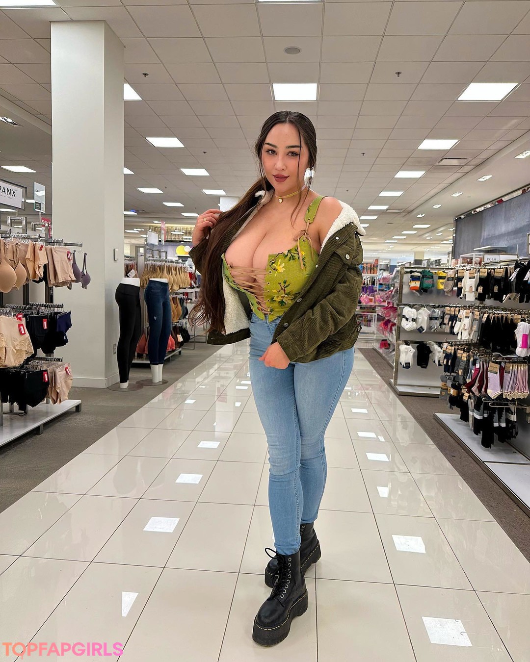 Naakte gelekte OnlyFans-foto van Louisa Khovanski #1098