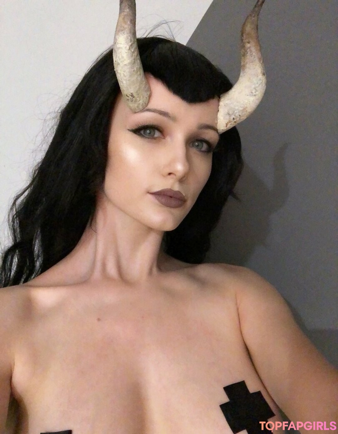 Naakte gelekte OnlyFans-foto van Tniwe #1983