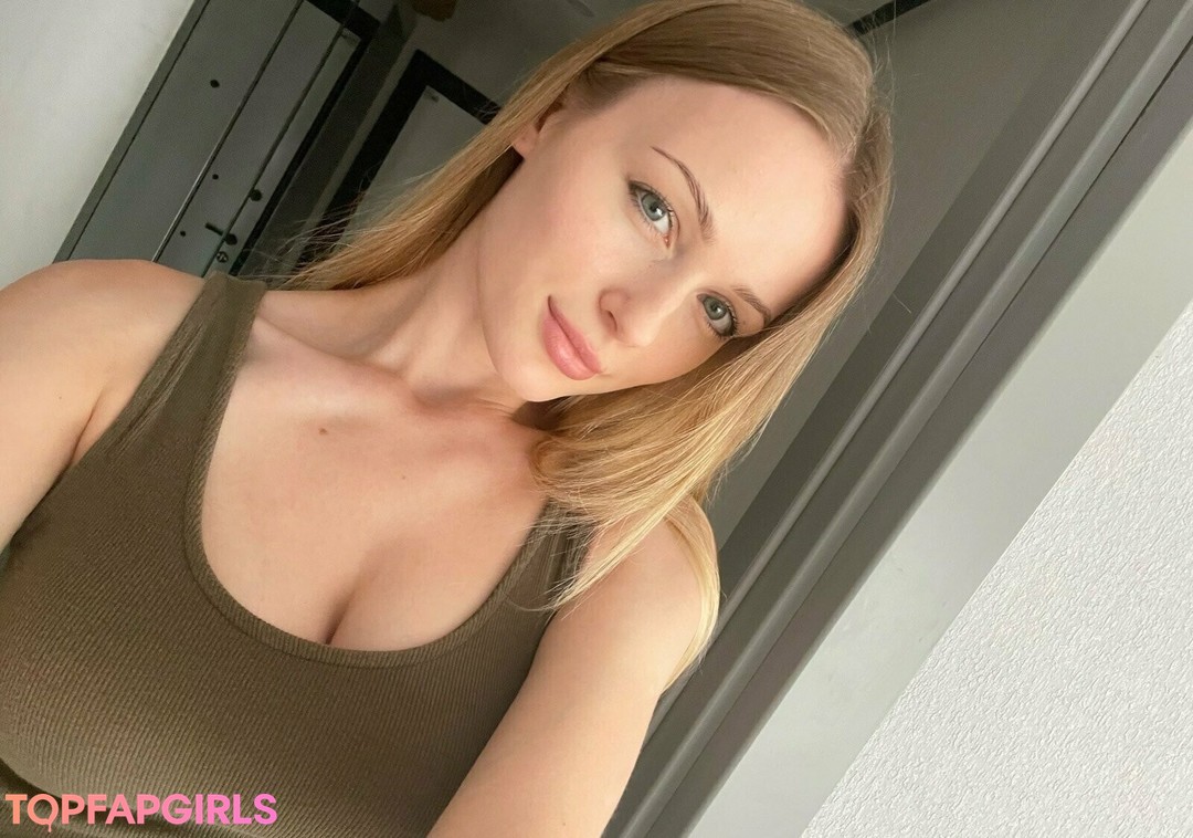 Naakte gelekte OnlyFans-foto van Tniwe #2306