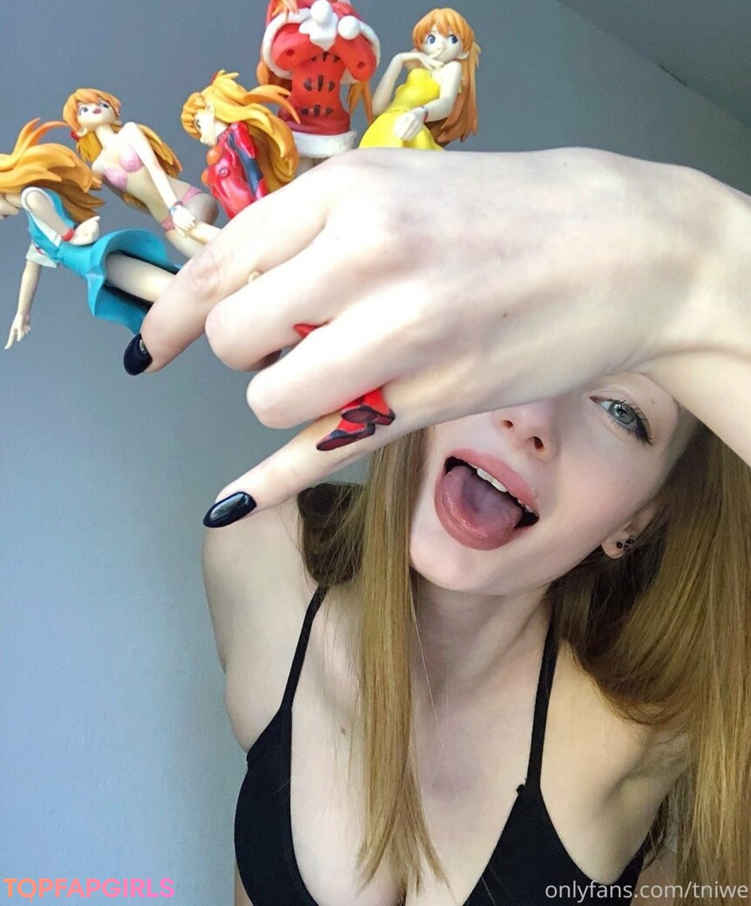 Naakte gelekte OnlyFans-foto van Tniwe #2410