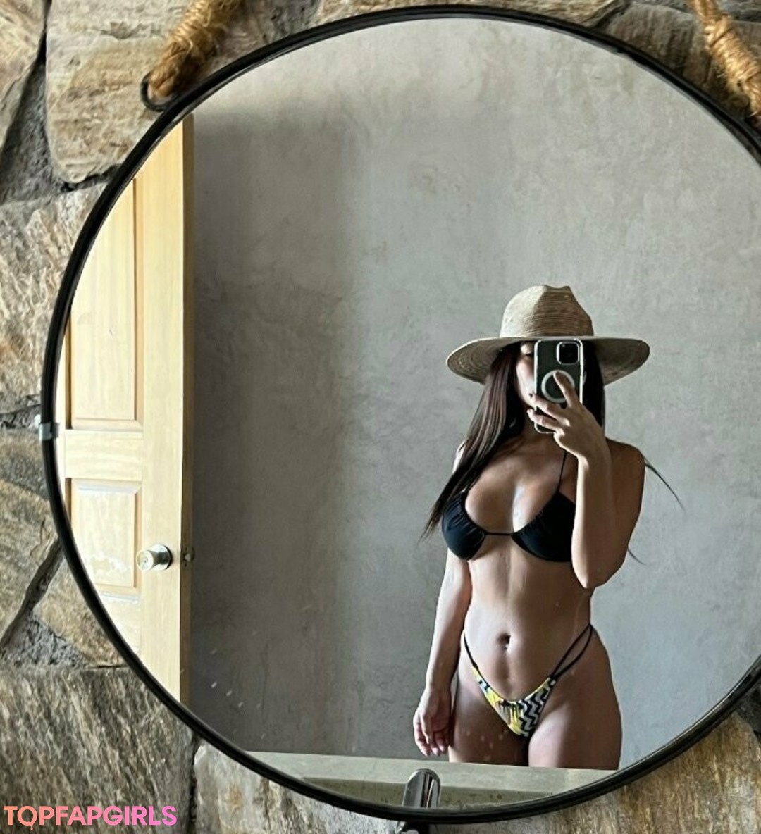 Naakte gelekte OnlyFans-foto van Olivia Mendez #1
