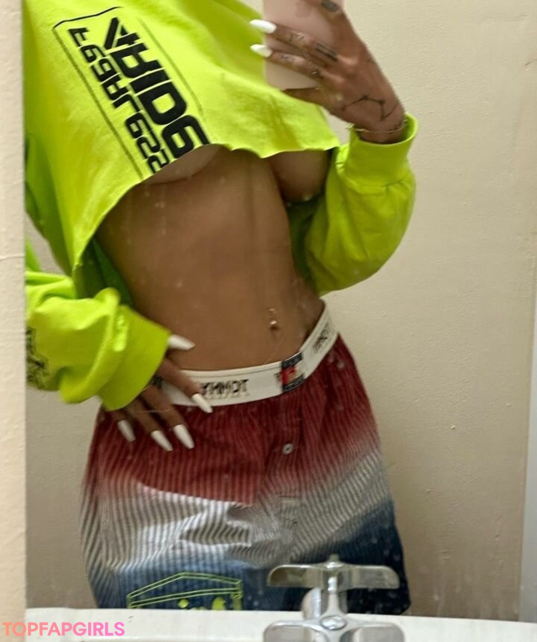 Naakte gelekte OnlyFans-foto van Mia Khalifa #2056
