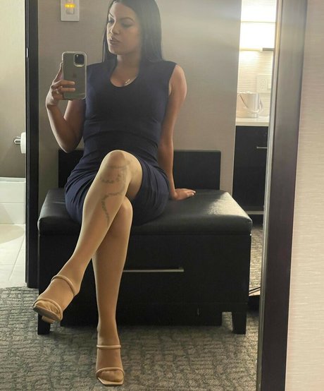 Naakte gelekte OnlyFans-foto van Maya Farrell