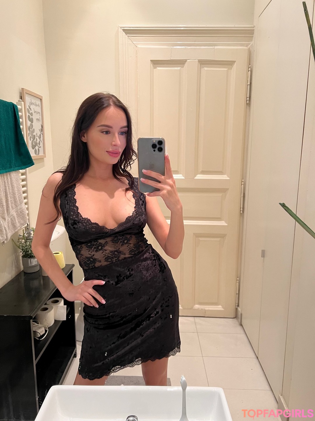 Naakte gelekte OnlyFans-foto van Milena Ray #2