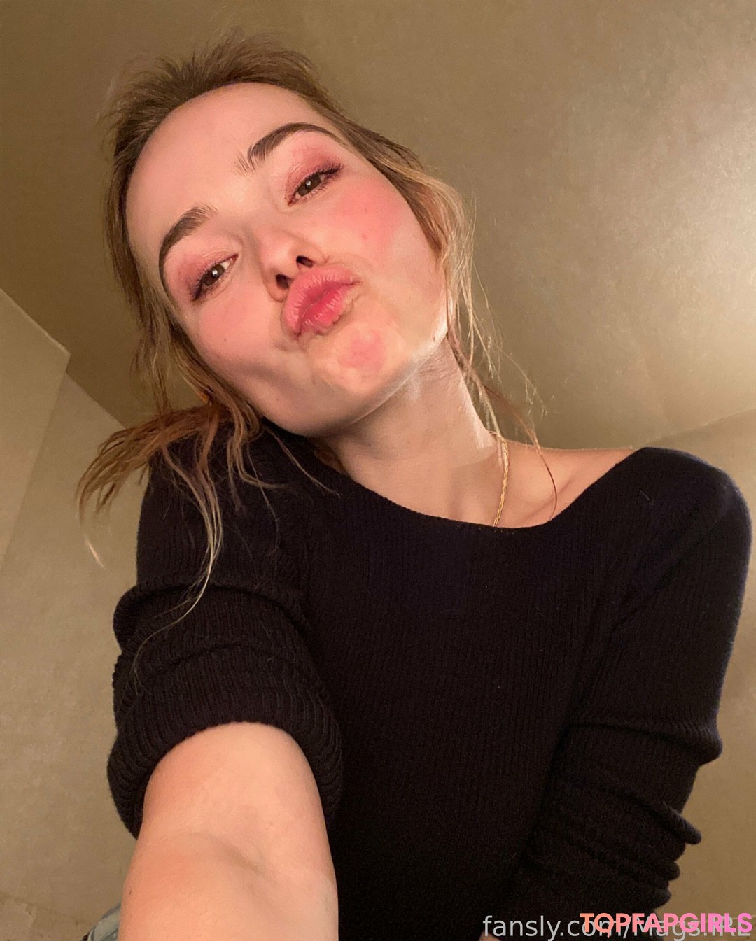 Naakte gelekte OnlyFans-foto van Omgcosplay #1409