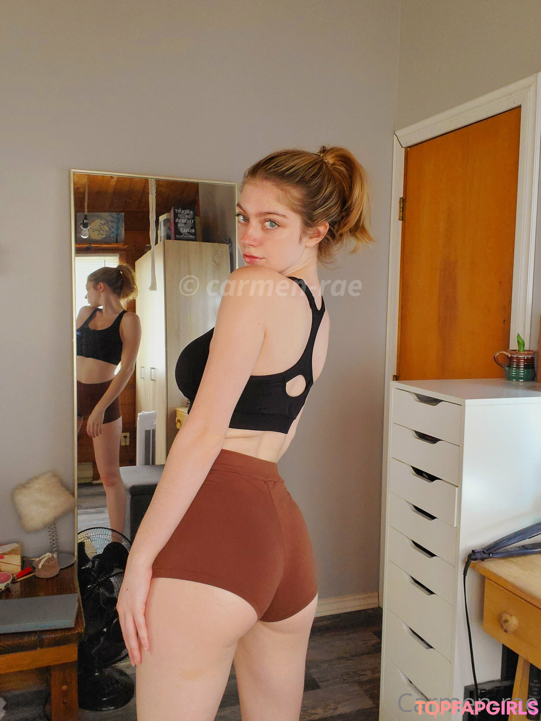 Naakte gelekte OnlyFans-foto van Carmenrae #1243