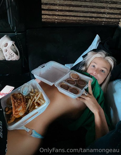 Naakte gelekte OnlyFans-foto van Tana Mongeau