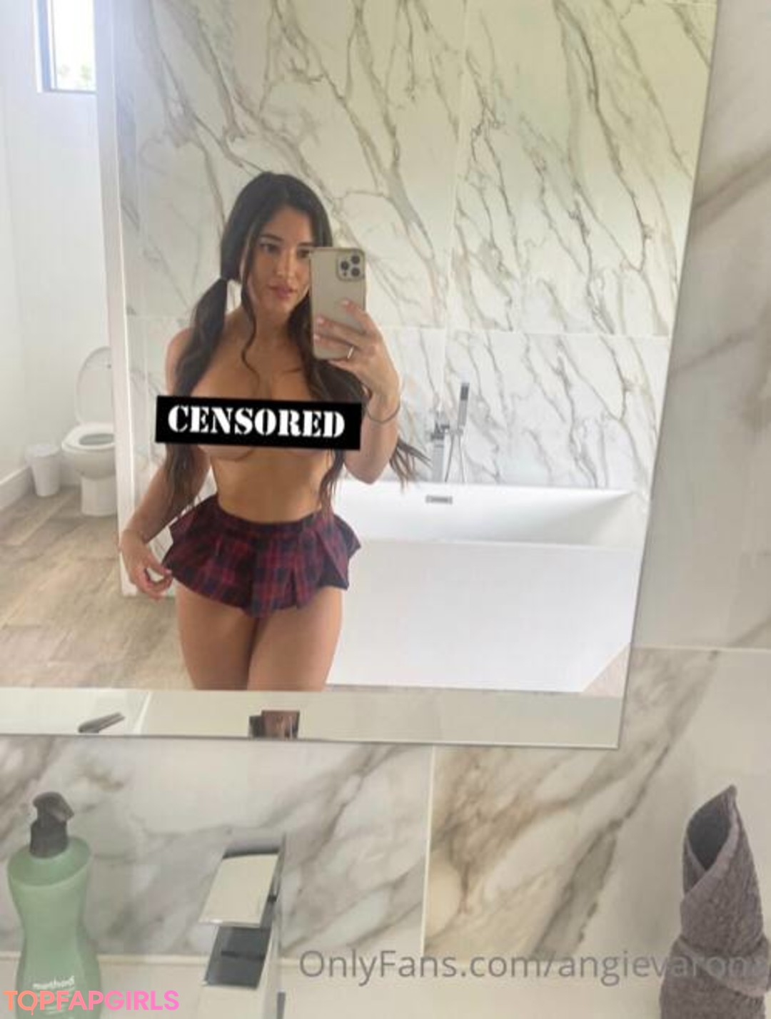 Naakte gelekte OnlyFans-foto van Angie Varona #97