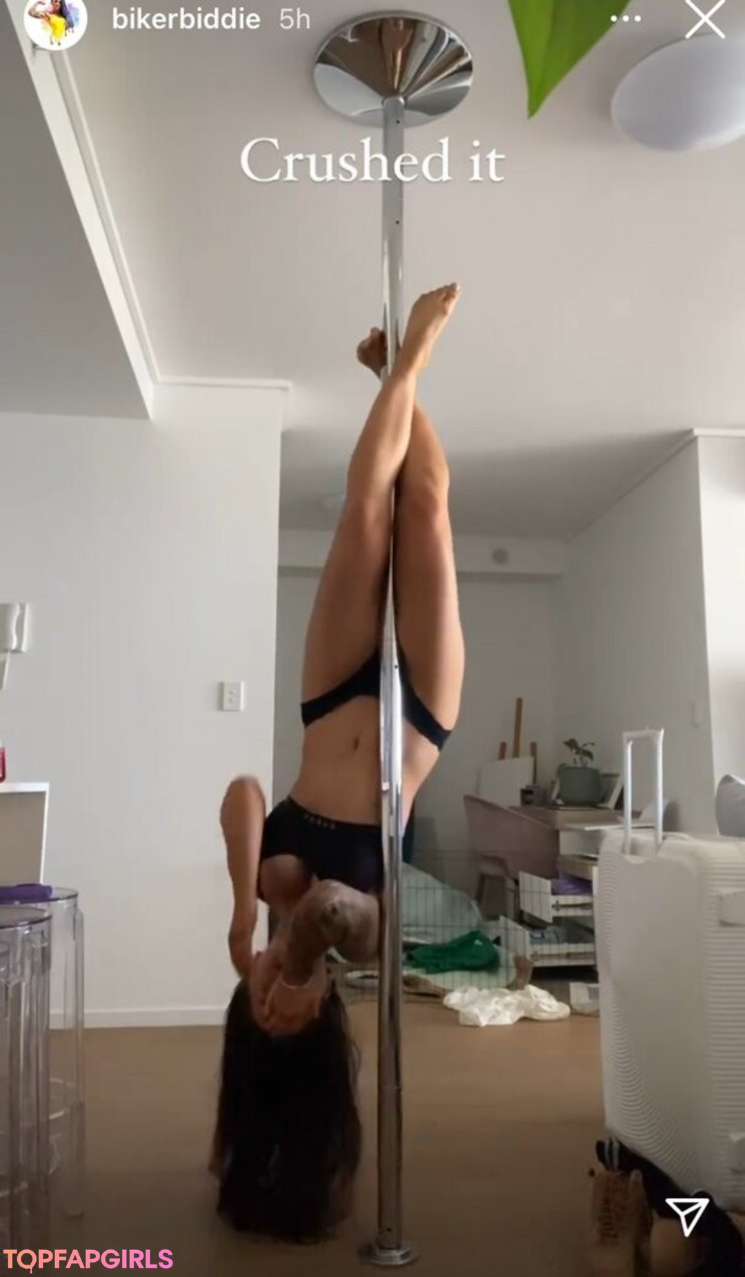Naakte gelekte OnlyFans-foto van Biker Biddie #251