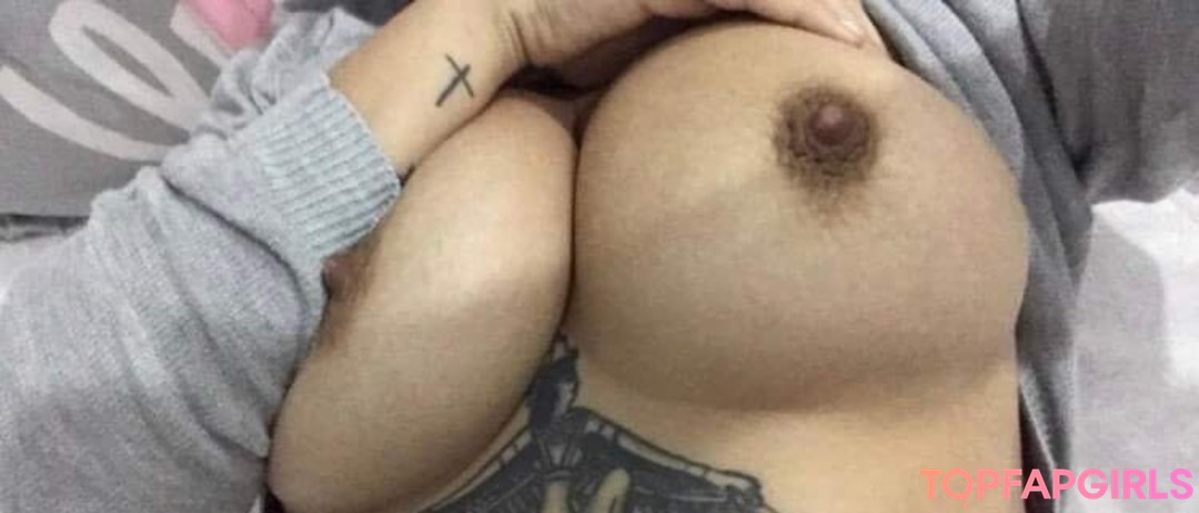 Naakte gelekte OnlyFans-foto van Claudia Bavel #23