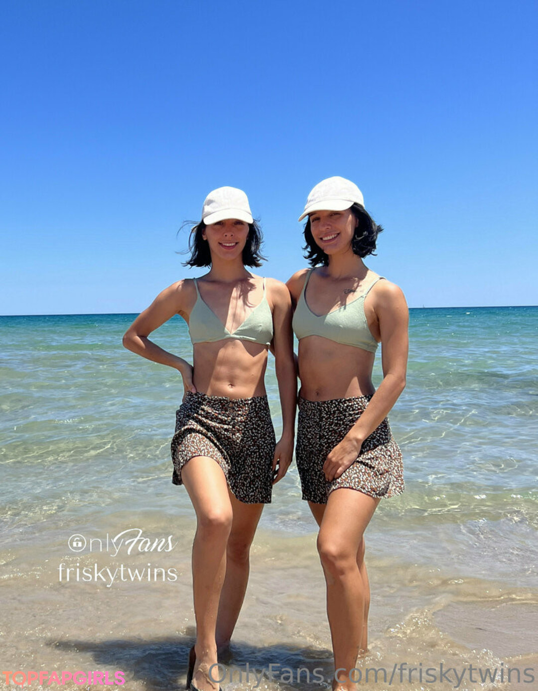Naakte gelekte OnlyFans-foto van Frisky Twins #191