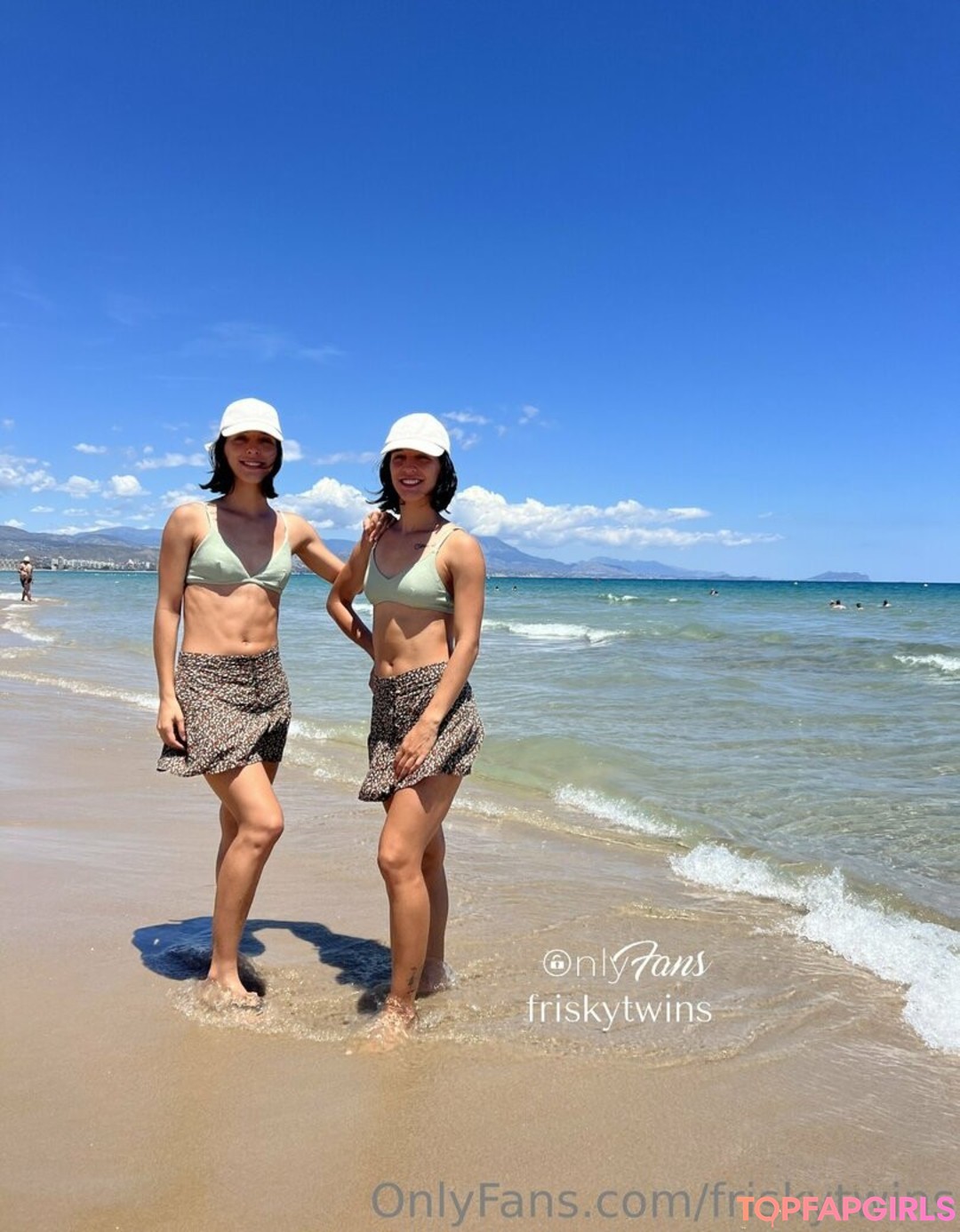 Naakte gelekte OnlyFans-foto van Frisky Twins #194