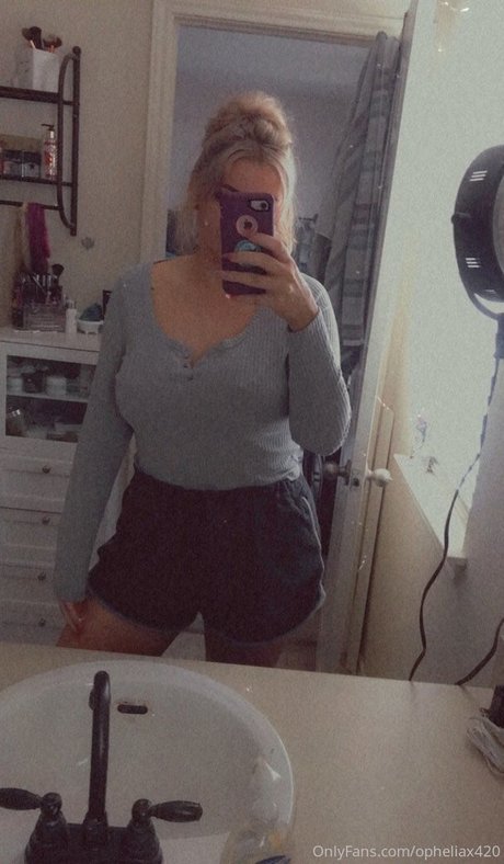 Naakte gelekte OnlyFans-foto van Ophelia O
