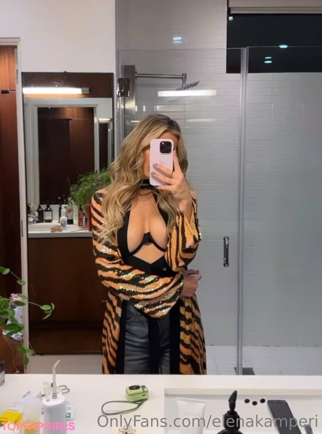 Naakte gelekte OnlyFans-foto van Elena Kamperi #13