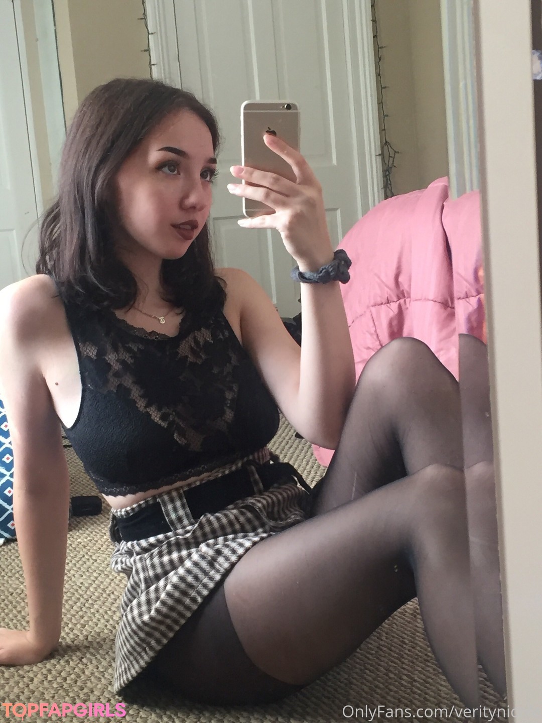 Naakte gelekte OnlyFans-foto van Verity Nicole #63