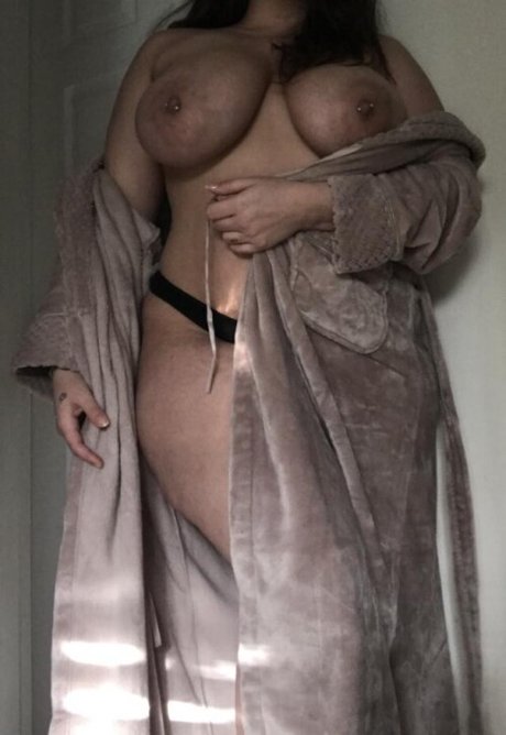 Naakte gelekte OnlyFans-foto van Katie Cummings