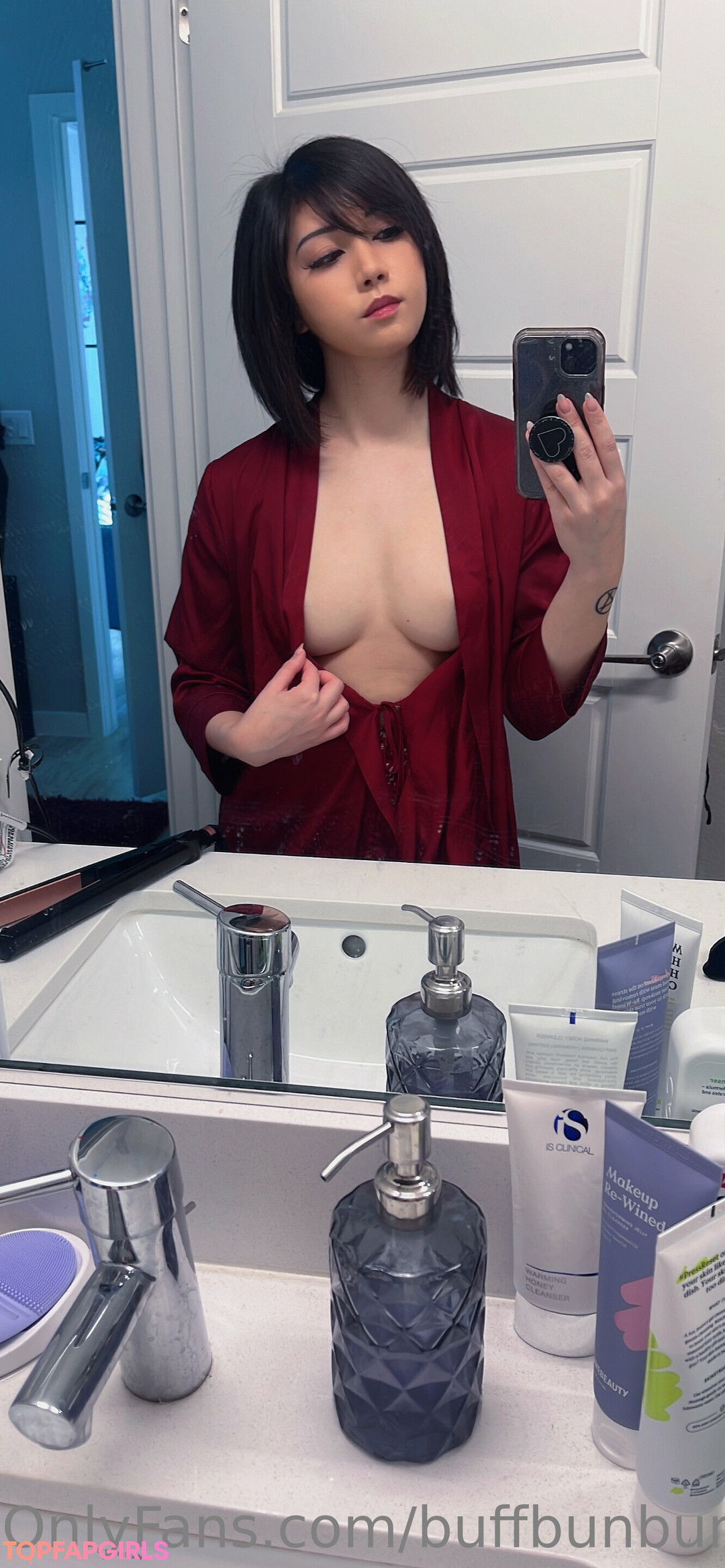 Naakte gelekte OnlyFans-foto van Womanwearingred #136