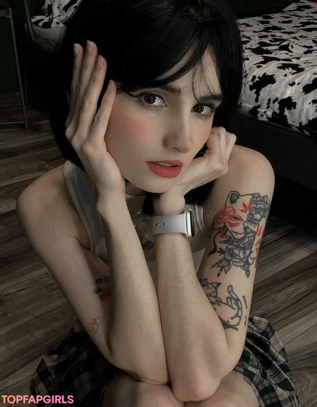 Naakte gelekte OnlyFans-foto van Loona #1228