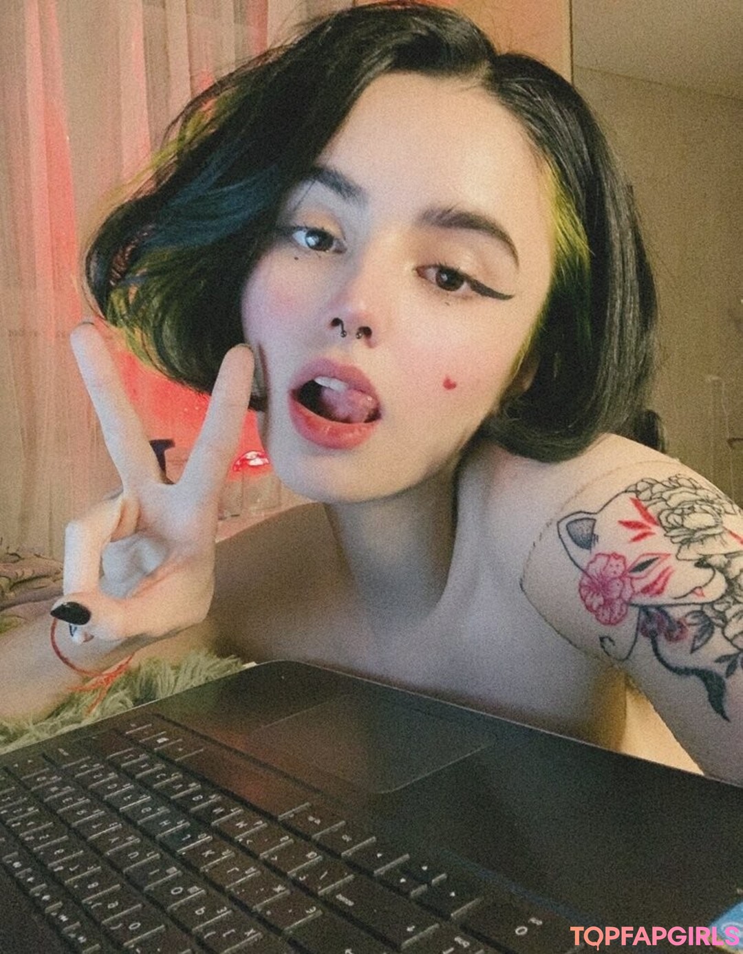 Naakte gelekte OnlyFans-foto van Loona #282