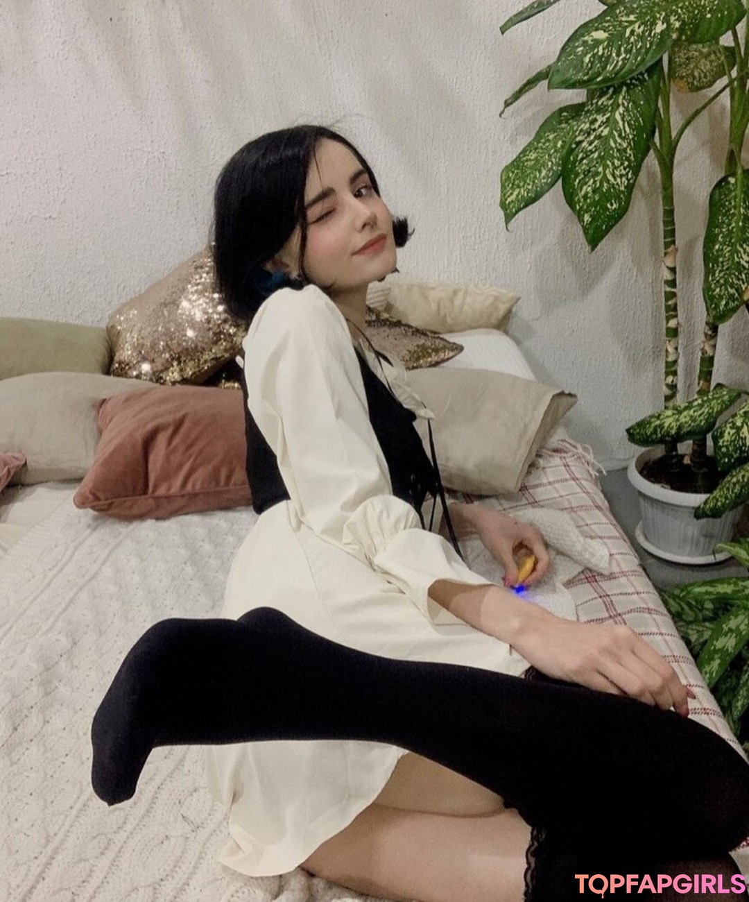Naakte gelekte OnlyFans-foto van Loona #311
