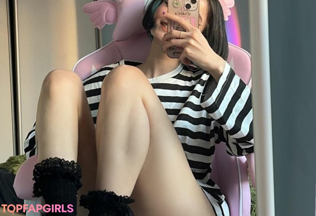 Naakte gelekte OnlyFans-foto van Loona #395