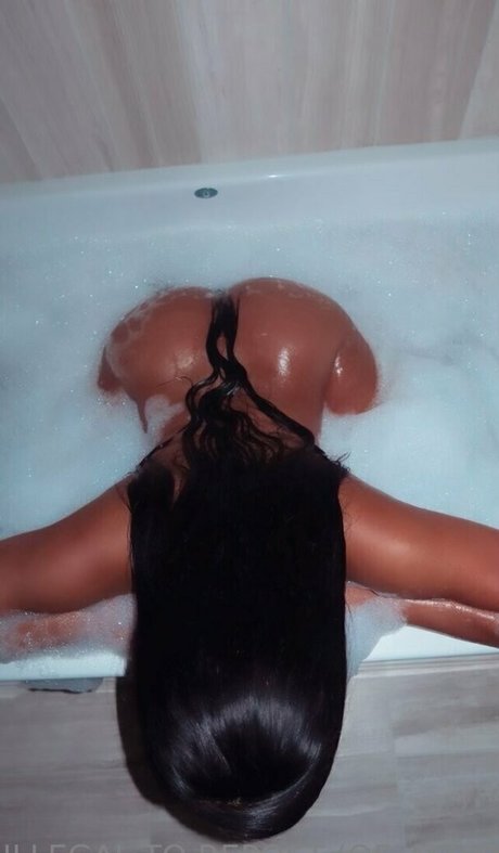 Lola Teases
