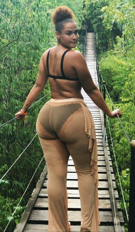 Naakte gelekte OnlyFans-foto van Janae Girard