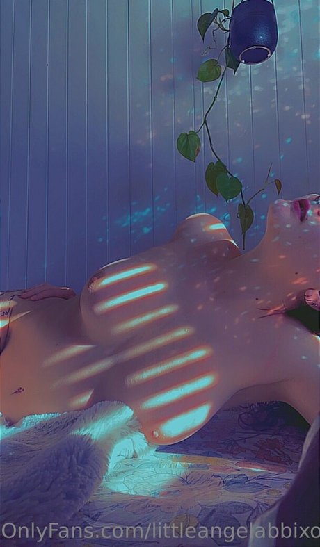 Naakte gelekte OnlyFans-foto van Little Angel Abbi