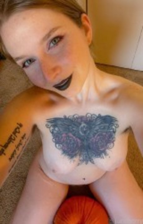 Naakte gelekte OnlyFans-foto van June Berry