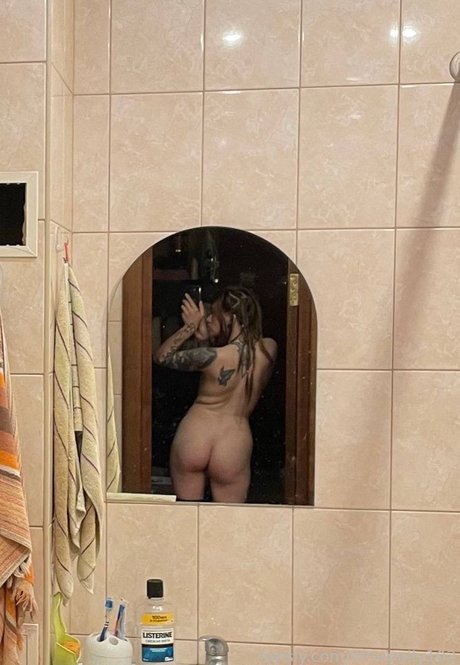 Naakte gelekte OnlyFans-foto van Little Polly
