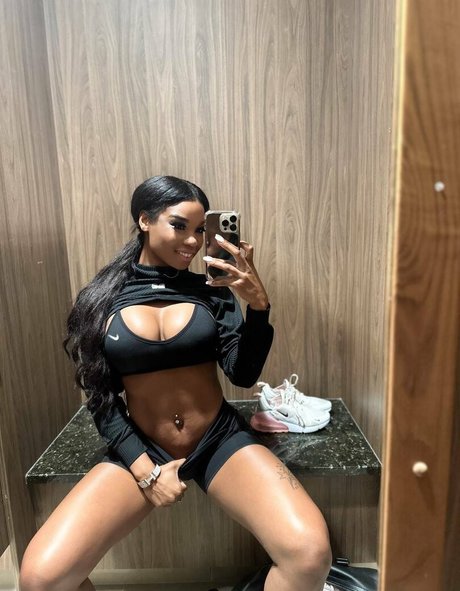 Naakte gelekte OnlyFans-foto van Jasmine Hayes