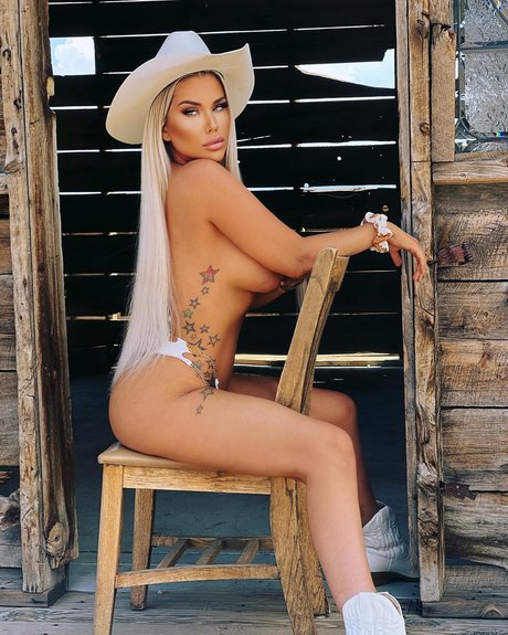 Naakte gelekte OnlyFans-foto van Mandy Evonne