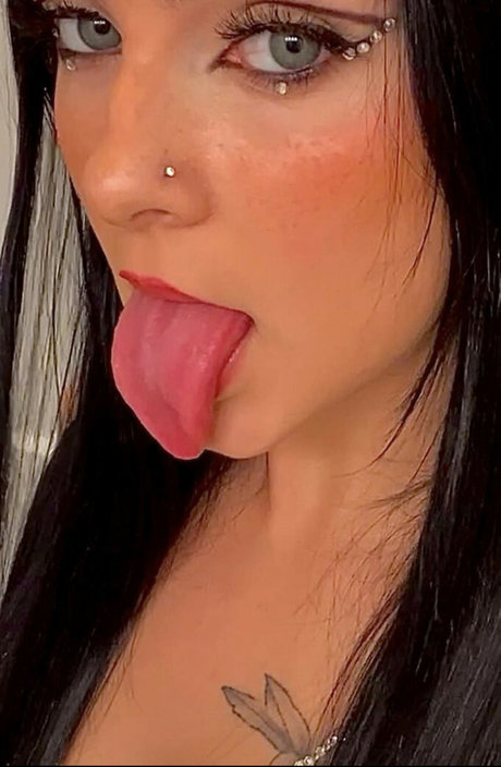 Naakte gelekte OnlyFans-foto van Raina Marie
