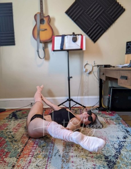 Naakte gelekte OnlyFans-foto van Hotyoga