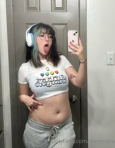 Naakte gelekte OnlyFans-foto van Sleepysira