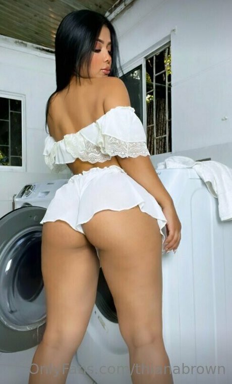 Naakte gelekte OnlyFans-foto van Thianabrown