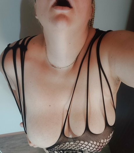 Naakte gelekte OnlyFans-foto van Horny Mummy
