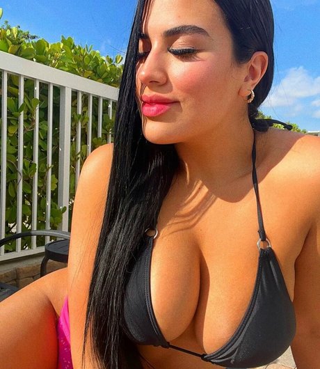 Naakte gelekte OnlyFans-foto van Melany Fernandez