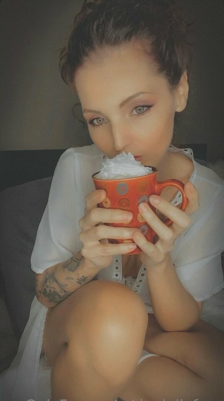 Naakte gelekte OnlyFans-foto van Deniellefree