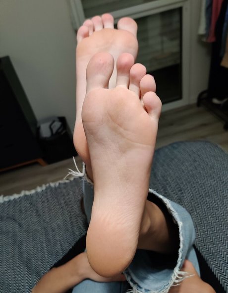 Naakte gelekte OnlyFans-foto van Alicefrenchfeet